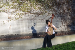 Pipa player Miao-Tzu Chiu practices in the Seattle afternoon sun. (photo by Chi-Chein Weng)
