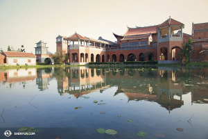 Pendant ce temps, en Asie, la Shen Yun World Company a fini ses représentations à Taïwan et s'est mise en route pour le Japon. Cette construction intéressante est en réalité un des théâtres taïwanais - le Chiayi Performing Arts Center. (Photo par la danseuse Stephanie Guo)
