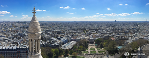 Shen Yun International Company är tillbaka i Nordamerika, men deras kameror tänker fortfarande på vackra Paris. (Foto av projektionist Annie Li)
