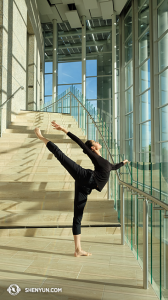 Hoofddanseres Angelia Wang warmt zich op in het Valley Performing Arts Center in Northridge, Californië. (foto door danseres Nancy Wang)
