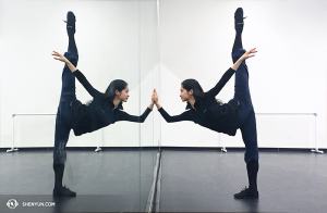 Tozgrzewka tancerki Linjie Huang w Toronto, Canada. (fot. kinooperatorka Annie Li)