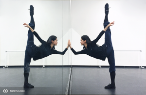 Danseres Linjie Huang warmt zich op in Toronto, Canada. (foto door filmoperateur Annie Li)