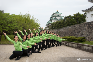 Tanečnice Shen Yun World Company v krásné formaci před nagojským hradem v Japonsku.
