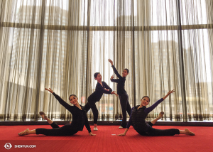 Dansare poserar i lobbyn vid Place des Arts i Montreal. (Foto av projektionist Annie Li)
