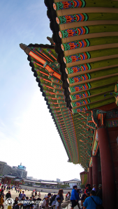 Bramy wejściowe do pałacu Gyeongbokgung - Gwanghwamun 光化门, wielokrotnie niszczony i odbudowywany, powstał w 1395 za czasów panowania dynastii Joseon.  (fot. tancerz Ben Chen)
