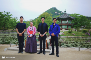 Dansare (från vänster) Patrick Trang, Jason Pan och Joe Huang poserar med en kvinna klädd i traditionell koreansk dräkt vid Hyangwonjeong-paviljongen, som betyder 