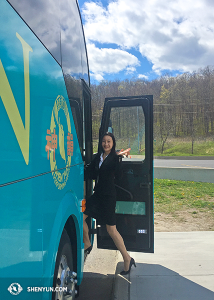 Solistdansare Chelsea Cai vinkar adjö en sista gång innan hon går på bussen. (Foto av projektionist Annie Li)
