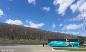 Am Ende einer weiteren Saison zählt die Shen Yun International Company die letzten Tage … einschließlich der letzten langen Busfahrt von Kanada nach Hause. (Foto: Annie Li, Bühnenprojektion)