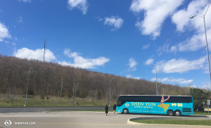 Am Ende einer weiteren Saison zählt die Shen Yun International Company die letzten Tage … einschließlich der letzten langen Busfahrt von Kanada nach Hause. (Foto: Annie Li, Bühnenprojektion)
