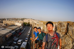 Und fuhren nach Israel hinüber, wo sie auf den Schutzwällen der  Altstadt von Jerusalem spazieren gingen.
