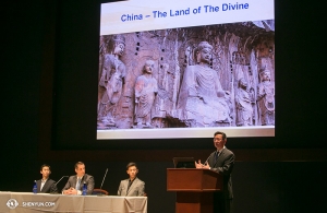 Nel frattempo, a Washington DC, (da sinistra) il primo ballerino Tony Xue, MC Leeshai Lemish, e il primo ballerino Rocky Liao sono stati invitati a un dibattito sui cinquant'anni dall'inizio della rivoluzione culturale in Cina. Il gruppo ha discusso la distruzione della cultura tradizionale cinese e la sua rinascita attraverso Shen Yun. Il conduttore televisivo Xiang Dong (a destra) ha moderato la tavola rotonda.
