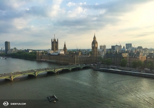 Sie war gerade im Rahmen der Europa-Tournee 2016 in London gewesen,  konnte aber nicht genug bekommen.
