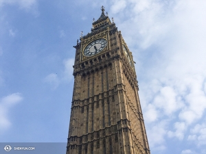 Tillbaka i Ben Chens hemland beundrade projektionist Annie Li en annan Big Ben.
