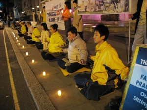 Eine Kerzenmahnwache am 26. April 2007 vor der chinesischen Botschaft in London. (Foto: minghui.org)
