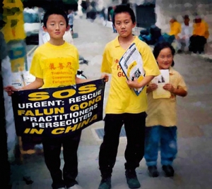 Ben Chen (till vänster) och Rocky Liao, barndomskompisar som satt tillsammans i en grundskola i London, bodde sedan på varsitt håll i Storbritannien och USA och möttes inte på många år. Idag är båda solistdansare i Shen Yun och turnerar i världen tillsammans.
