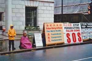Protestní meditace pokračovala rok co rok, ve dne v noci, za deště i horka.