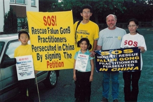 Ben Chen, links, en een paar andere mensen uit Londen die Falun Gong beoefenen, maken zich klaar voor een reis door Engeland om mensen te informeren over de vervolging van hun medebeoefenaars in China. (bron: minghui.org)
