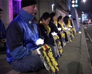 En annan tyst vaka till minne av tusentals Falun Gong-utövare som har torterats till döds under internering i Kina. Ben Chen är 12 år här. (Foto med tillstånd av Minghui.org)