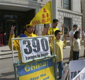 Ben Chen, atrás a la izquierda, y otros niños practicantes de Falun Gong meditan durante su sentada silenciosa frente a la Embajada de la República Popular de China, 14 de enero de 2002. (Foto cortesía de Minghui.org)
