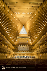 Symfonický orchestr Shen Yun zahájil turné 2016 v asijské koncertní síni Tokyo Opera City Concert Hall, 15. září. (fotil kontrabasista TK Kuo)
