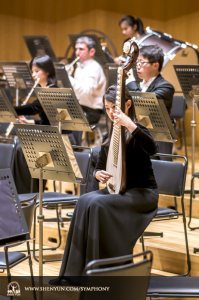 Yu-Ru Chen warms up on the Chinese pipa, “the king of Chinese instruments.” (photo by TK Kuo)
