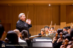 Dirigent Milen Nachev leder cirka 100 Shen Yun-musiker under repetitionerna före premiärföreställningen, en eftermiddagsföreställning omedelbart följd av en kvällsföreställning. (Foto av TK Kuo)
