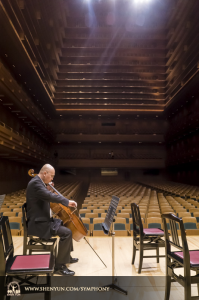 Cellist Yong Deng melakukan persiapan untuk pertunjukan perdana di Tokyo. (photo by TK Kuo)