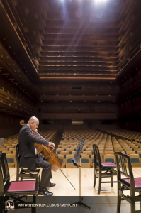 Cellist Yong Deng prepares for the season premiere in Tokyo. (photo by TK Kuo)
