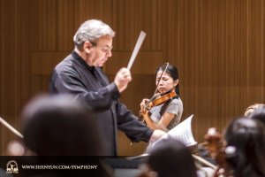 Dirigent Milen Nachev en soliste Fiona Zheng repeteren Introduction and Rondo Capriccioso door Camille Saint-Saëns. (foto door TK Kuo)
