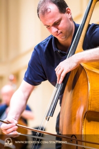 Eerste bassist Juraj Kukan. Aan de korte mouwen kun je zien dat het nog steeds zomer is in Taiwan.
