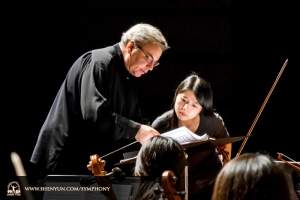 Konduktor Milen Nachev dan violinist Fiona Zheng.
