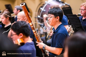 Bassoonist Steven Louie saat gladi bersih di Chiayi, Taiwan.
