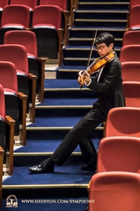 Violist Tongsheng Ye warmt zich op in Taoyuan’s Zhongli Arts Hall, Taiwan.
