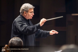 Dirigent Milen Nachev vede orchestr na zkoušce v tchajwanském Tainan’s Cheng-Kung Auditorium.
