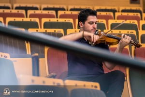 První houslista Stepan Khalatyan trénuje v hledišti tchajwanského Yilan Performing Arts Center.
