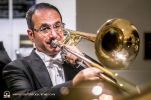 Der Bassposaunist Karen Khachatryan spielt sich für das Konzert in der Kennedy Center Concert Hall ein.
