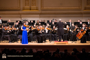 Houslistka Fiona Zheng se vrátila do Carnegie Hall s Introdukcí a Rondem capriccioso od Camille Saint-Saënse. 
