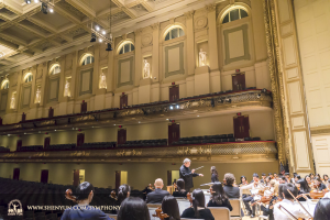 Efter New York reste orkestern till Boston. Här leder dirigent Milen Nachev en repetition på scenen i Boston Symphony Hall.
