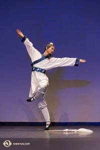 Alvin Song ze Shen Yun coby třet&iacute; v&yacute;herce prvn&iacute;ho m&iacute;sta v mužsk&eacute; kategorii dospěl&yacute;ch.