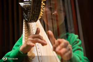 Die Harfenistin Shaoyi Deng spielt sich vor der Show in der Jones Hall for the Performing Arts von Houston ein, in der die Shen Yun International Company ihre Spielzeitpremiere feierte. (Foto: Annie Li, Bühnenprojektion)