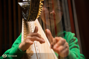 Alla Houston Jones Hall per le arti dello spettacolo, in cui la Shen Yun International Company ha aperto la sua stagione, l’arpista Shaoyi Deng si riscalda prima dello spettacolo (foto della proiezionista Annie Li)