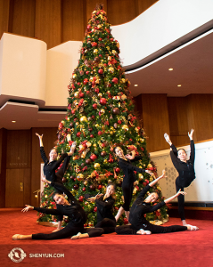 Minggu pertama tur biasanya melintasi Natal. Di sini, di Houston, beberapa penari menambahkan ornamen untuk pohon Natal. (Foto oleh proyektor Annie Li) 
