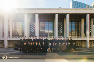 Voici les danseurs devant le Théâtre David H. Koch du Lincoln Center de New York. (Photo d’Annie Li)
