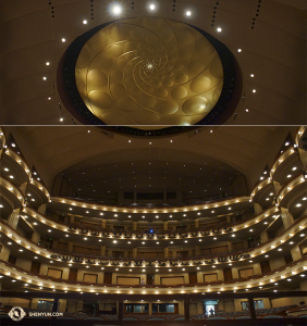 Et enfin, à Miami en Floride, où la Shen Yun International Company s’est produite, Hiro Kobayashi a pu photographier avant de reprendre la route pour New York, le remarquable hall du Adrienne Arsht Center for the Performing Arts.