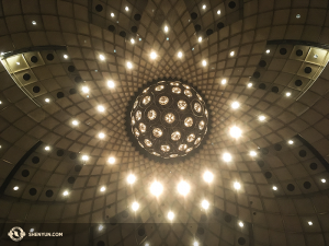 リンカーン・センターのデイヴィッド・H・コーク劇場の天井中央に輝く球形のシャンデリア（撮影：アニー・リー）