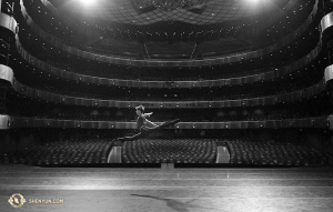 公演前にウォーミングアップするプリンシパル・ダンサーのロイ・チェン（撮影：エドウィン・フ）
