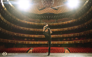 リンカーン・センターでポーズをとるダンサー、エドウィン・フ（撮影：ロイ・チェン）