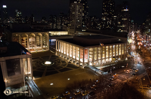 Widok z góry na Lincoln Center nocą. (fot Annie Li)
