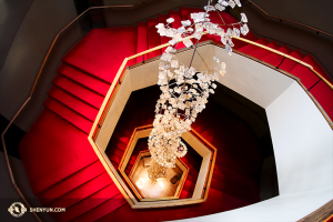 Vše v National Arts Centre má hexagonální design, od půdorysu až po schodiště. (Je to pořád Fibonacciho spirála, když je tvořena šestiúhelníky?) (fotili tanečníci Ben Chen and Jeff Chuang)