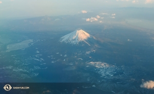 En route pour commencer sa tournée asiatique au Japon, la Shen Yun New York Company a pu admirer une vue aérienne du Mont Fuji. (Photo de Kexin Li)